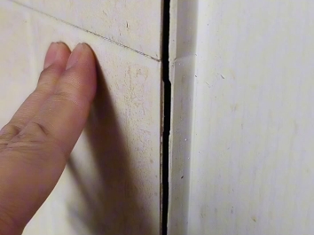 卫生间墙砖空鼓会掉吗图片(卫生间墙砖空鼓有什么好办法补救吗)